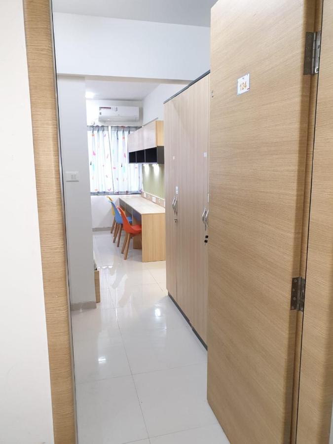 Youthville Boys Hostel ปูเน่ ภายนอก รูปภาพ